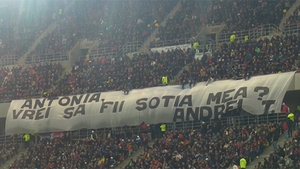 Cel mai frumos gest facut de un fan stelist la meciul cu Stuttgart! Si-a cerut iubita in casatorie intr-un mod fenomenal
