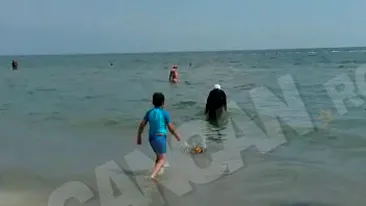Scene cel putin amuzante la Mamaia! Ce se vede pe filmare, în timp ce această femeie îmbrăcată în haine islamice intră în mare 