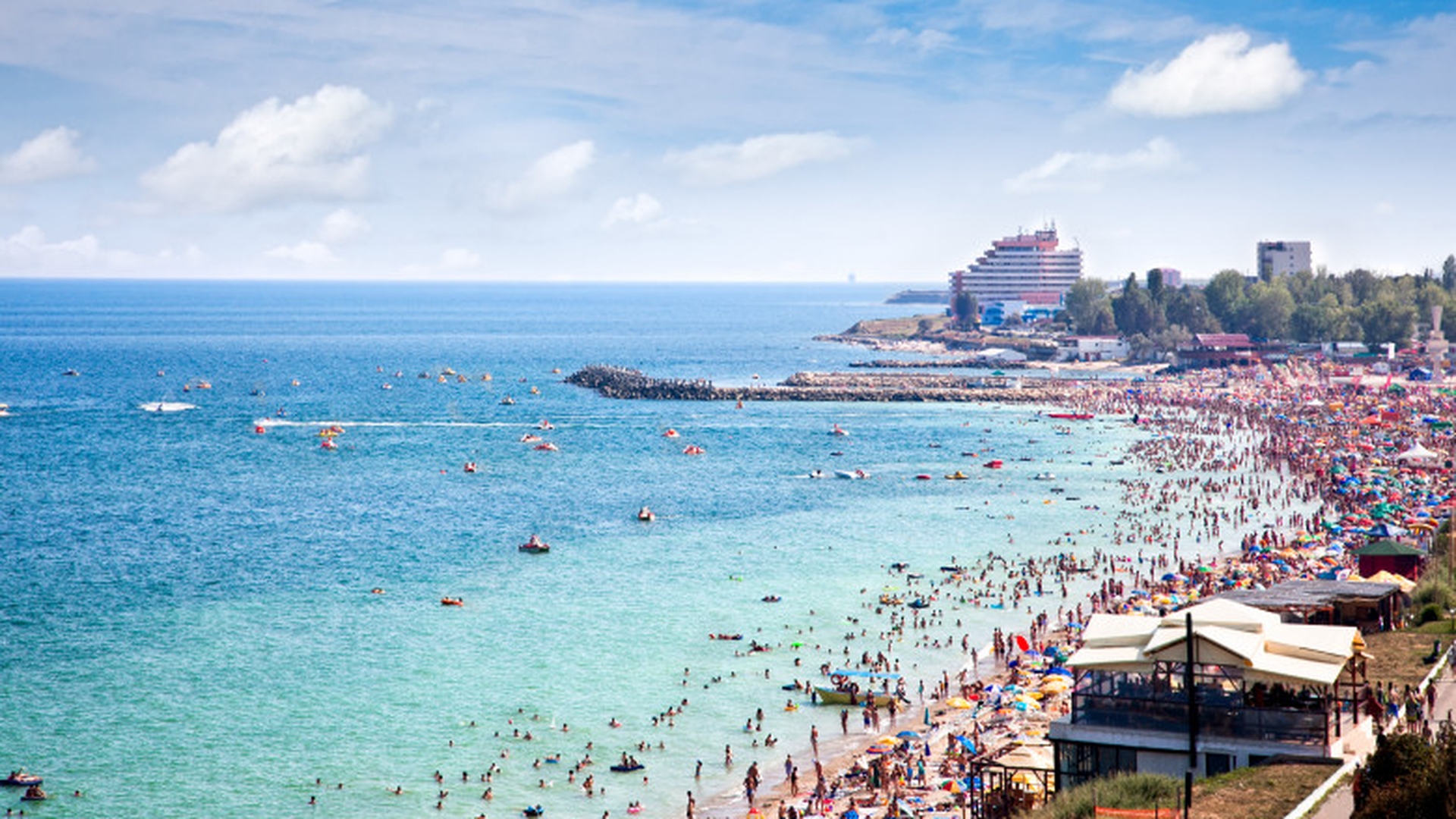Dezastru pe litoralul românesc după cel mai aglomerat weekend! Turiștii au lăsat pe plajă o mare de gunoaie, chiștoace și chiar lenjeria intimă