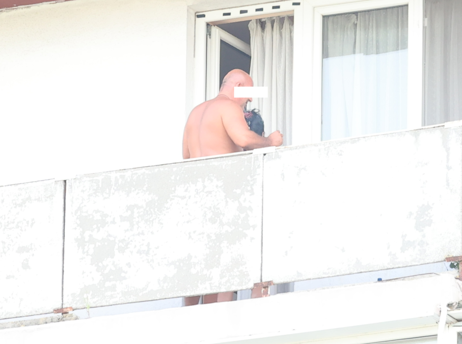 Afaceristul și Ioana Popescu părăsesc balconul (Foto: CANCAN.RO)