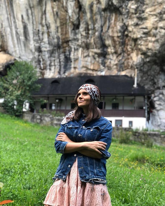 Cristina Șișcanu, criticată după ce a purtat o rochie cu un decoleu generos: “Faci ce faci şi arăţi părţile ruşinoase!”
