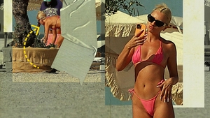 Alexandra Stan a arătat TOT pe plaja din Mamaia! Artista și-a cărat singură șezlongul, iar cei prezenți i-au văzut…
