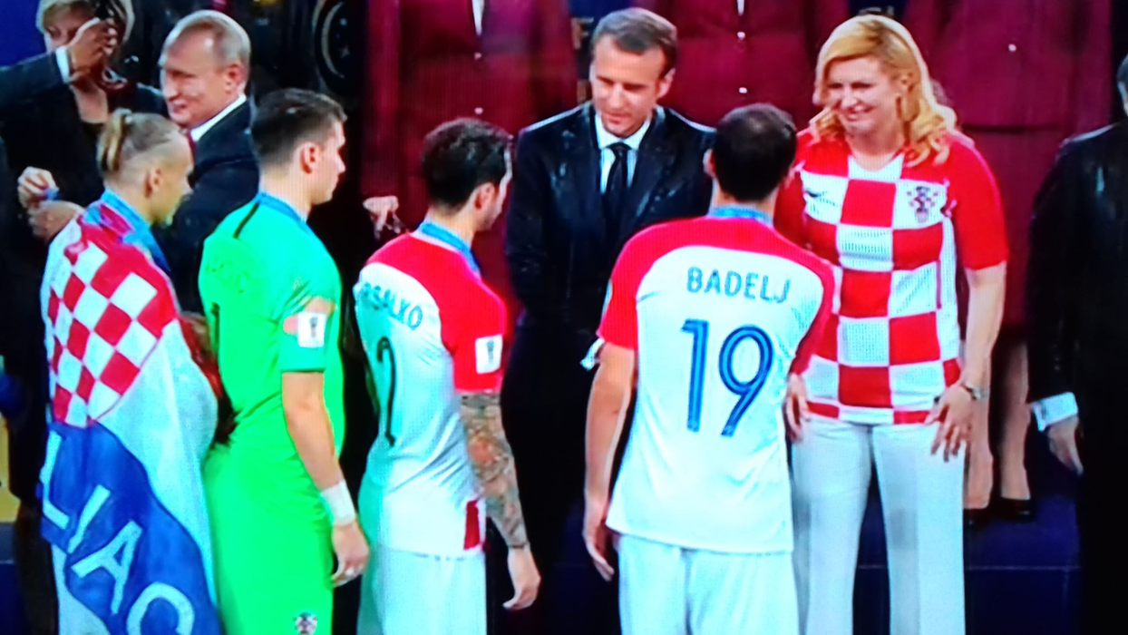 Franța e campioana mondială! Imagini emoționante cu învinșii, croații, consolați de șefa țării, Kolinda Grabar-Kitarović! Putin și Macron i-au îmbrățișat și ei