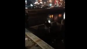 Doi tineri ameţiţi de alcool au căzut în Dâmboviţa, noaptea trecută! Operaţiune dramatică de salvare