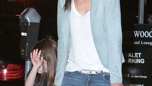 S-a rusinat de ce a facut! Suri Cruise a mers cu mainile la ochi dupa ce si-a udat rochita!