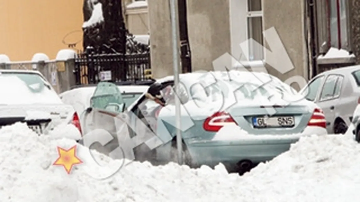 A vrut sa le dea bani jandarmilor care i-au scos masina din zapada! Au refuzat spaga Burlacului Draghia