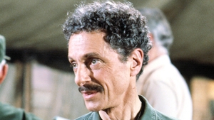 Tragedie în lumea filmului! Allan Arbus, psihiatrul Sidney Freedman din "M.A.S.H.", a murit din cauza unei insuficienţe cardiace