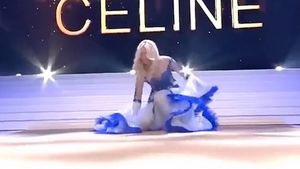 Ce jenant! Celine Van Ouytsel, Miss Belgia 2020, a căzut pe scenă și a rămas fără sutien. FOTO