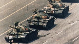 A murit Charlie Cole, jurnalistul care a realizat celebra fotografie "Omul din Piața Tiananmen"