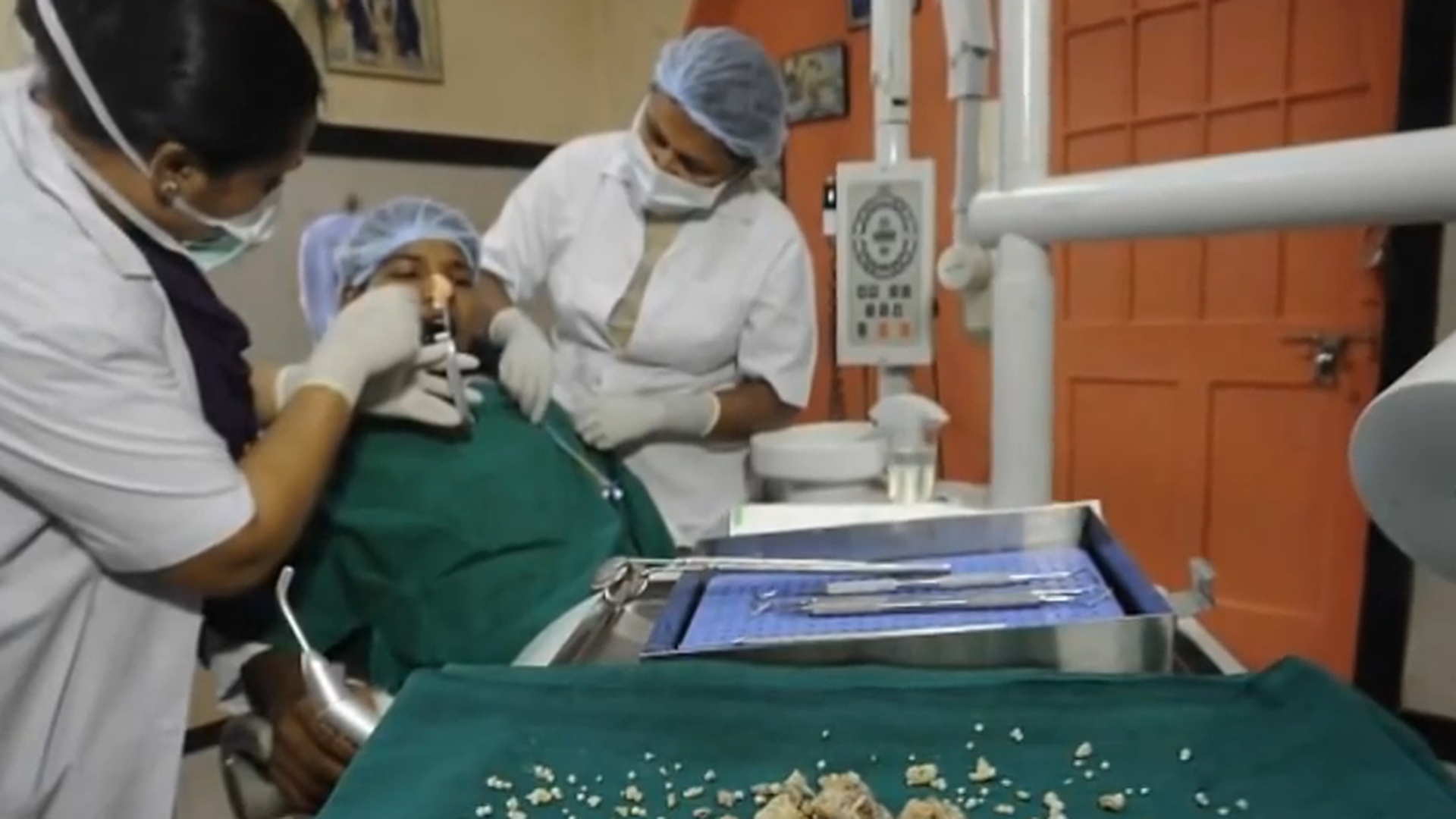 Crezi ca te doare cand mergi la dentist? Unui tanar de 17 ani i-au fost scosi 232 dinti, iar medicii au ramas cu gura cascata