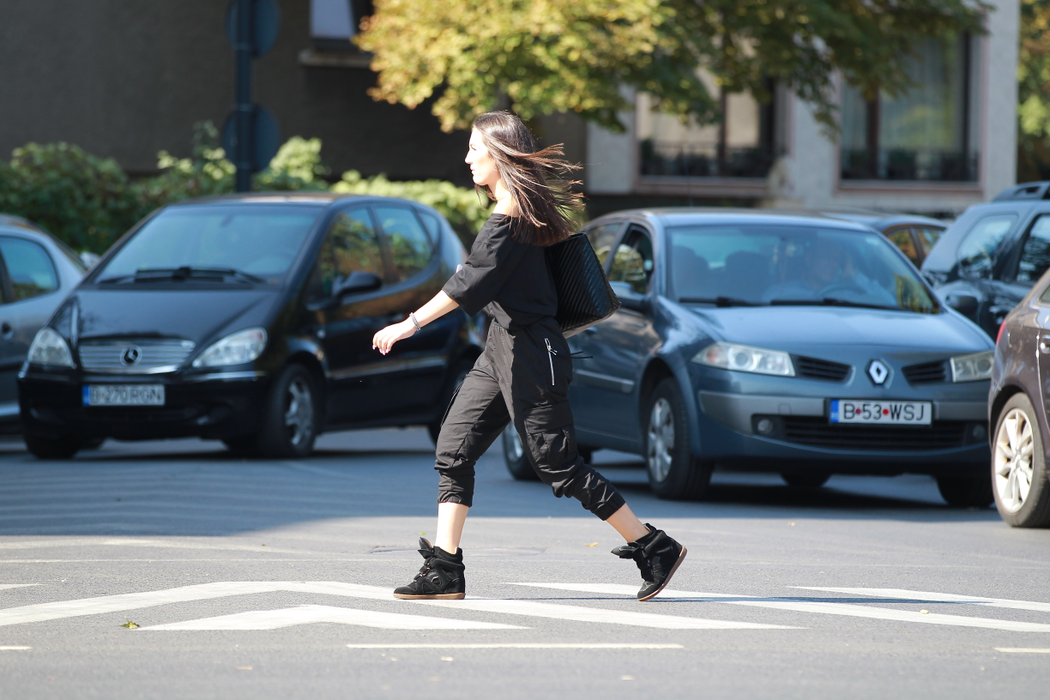 Moda se dă din București! Cum au apărut îmbrăcate elevele în prima zi de școală, în Capitală