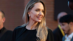 Angelina Jolie își dezvăluie cicatricile rămase după mastectomie. Mesajul emoționant al actriței