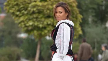 Nadine, complet nemachiata in ipostaze inedite! Vedeta s-a imbracat in costum popular! Iti place cum arata?