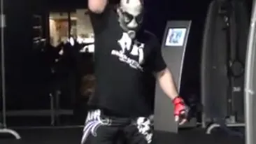 Te crezi puternic ca tragi de fiare?! Uite cum arata zece minute de antrenament pentru un animal din MMA - Cu masca de gaze pe fata, cu lanturi si bile de fier - Garantat nu rezisti