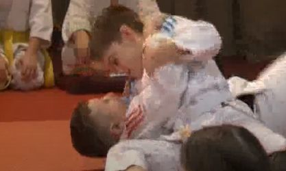 A fost deschisă o secţie de judo la liceul românesc din Gyula, Ungaria! Copiii au urmărit cu sufletul la gură demonstraţiile