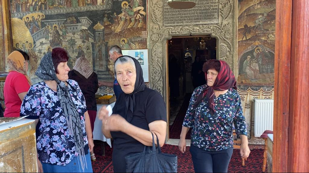Sute de pelerini vin în fiecare zi la biserica din Baia de Fier să vadă minunea
