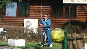 S-au dus vremurile cand avea pe mana milioane de euro! Acum, mai are doar o bicicleta! Alta dovada ca Sabin Ilie e in faliment!