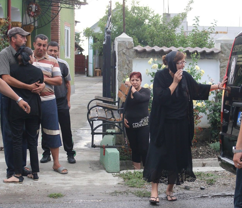 Mama Denisei nu se desprindea de maşina funerară în care se afla sicriul fiicei sale