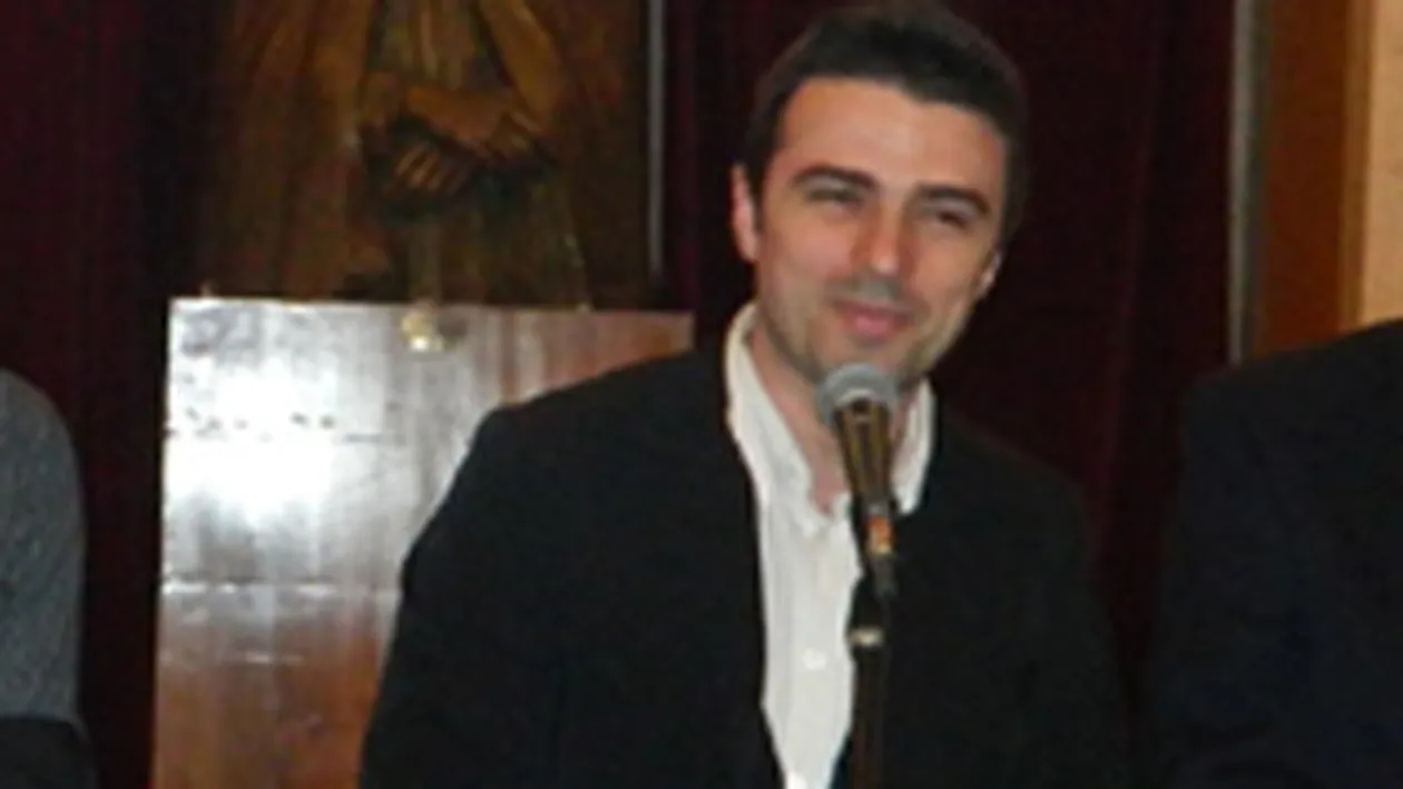 Cornel Ilie te invata cum sa agati o femeie: Te sprijini de peretii liftului ca si cum ai fi in club, iti iei privire de interesant si adulmeci prada