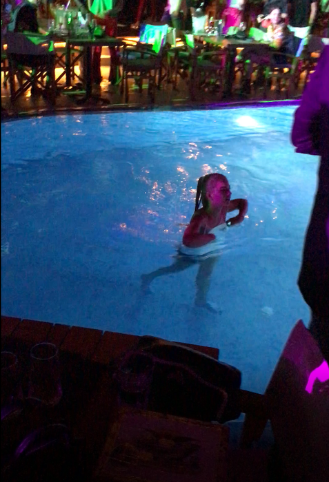 Ioana s-a aruncat în piscină, după ce a fost stropită cu șampanie