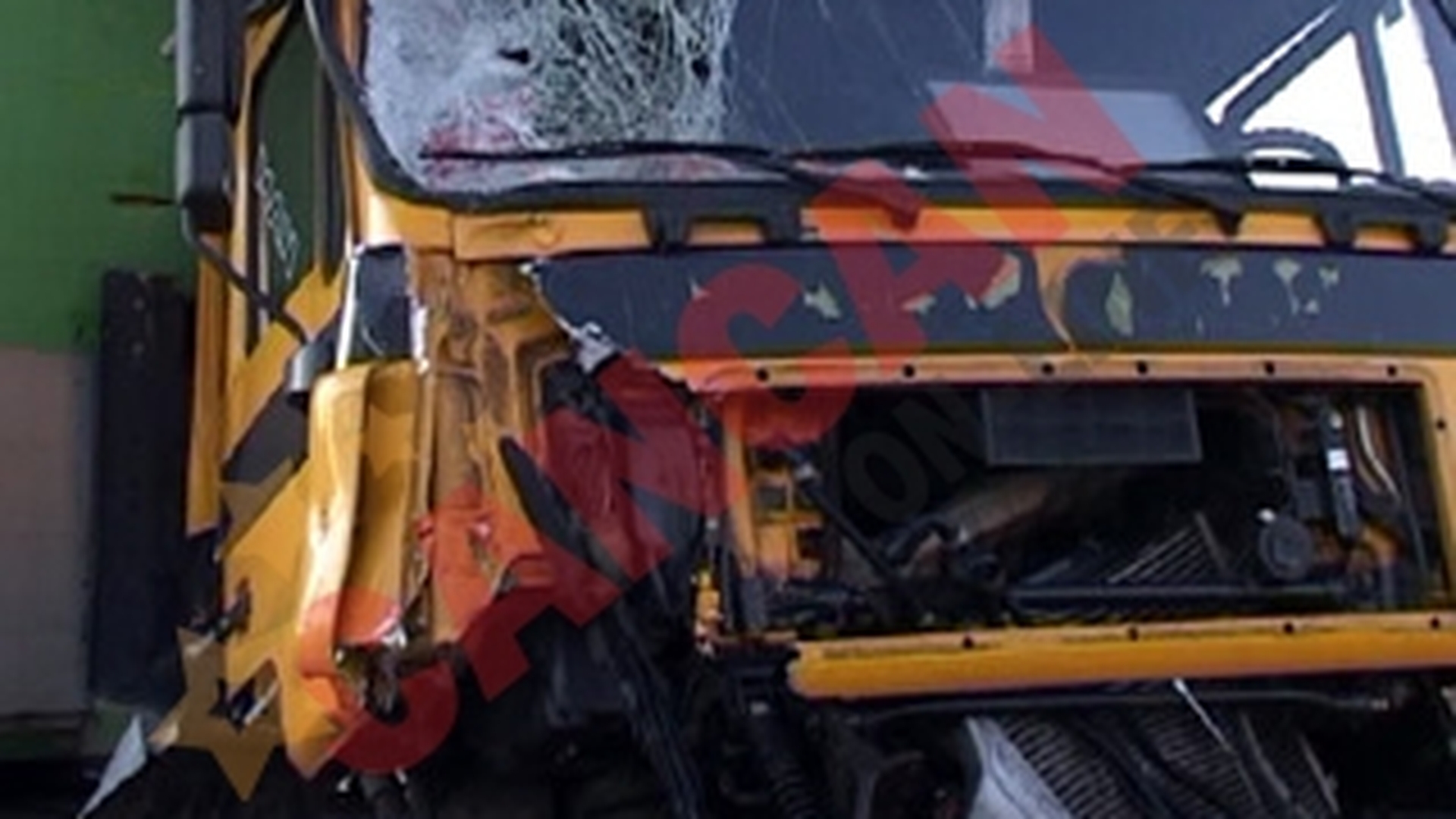 Grav accident auto cu raniti si masini avariate! Microbuz spulberat de TIR pe DN 1
