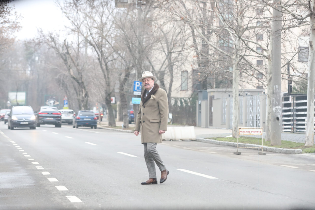 Elegantul domn Dan traversează strada