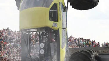 Un camion a ajuns pe verticala, in urma unei cascadorii ratate