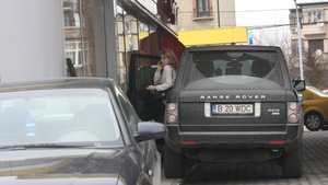 Cristina Rus, "soferita de Pitesti", sa traiesti! Artista incalca flagrant regulile de circulatie, grabita dupa o intalnire!
