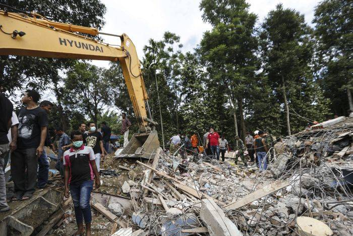 Bilanţul cutremurului urmat de tsunami din Indonezia a ajuns la 1,763 de morţi