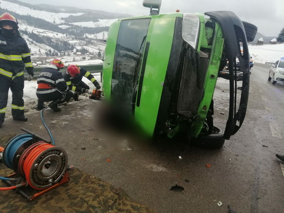Accident grav în Suceava! Un microbuz cu pasageri s-a răsturnat, iar două persoane au murit