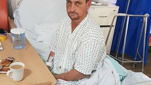 HALUCINANT! Un vasluian a fost găsit beat şi bătut într-o curte din Londra, dar susţine că nu are habar cum a ajuns în Anglia!
