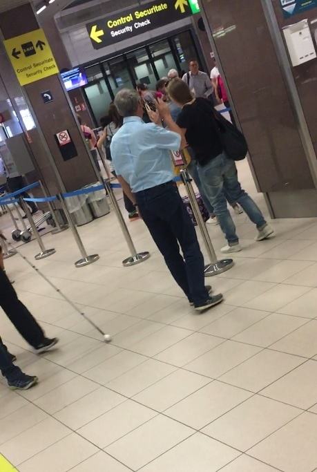 Cioloş îi face cu mâna tinerei, răspunzând gestului ei de rămas bun