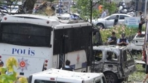 Atentat cu bombă la Istanbul. Un autobuz a poliţiei a fost vizat de atacatori 