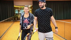 Imaginea care îl va face pe SMILEY gelos. SIMONA HALEP, cucerită instant de un fan! Băiatul nu a stat pe gânduri şi a sărutat-o pe...