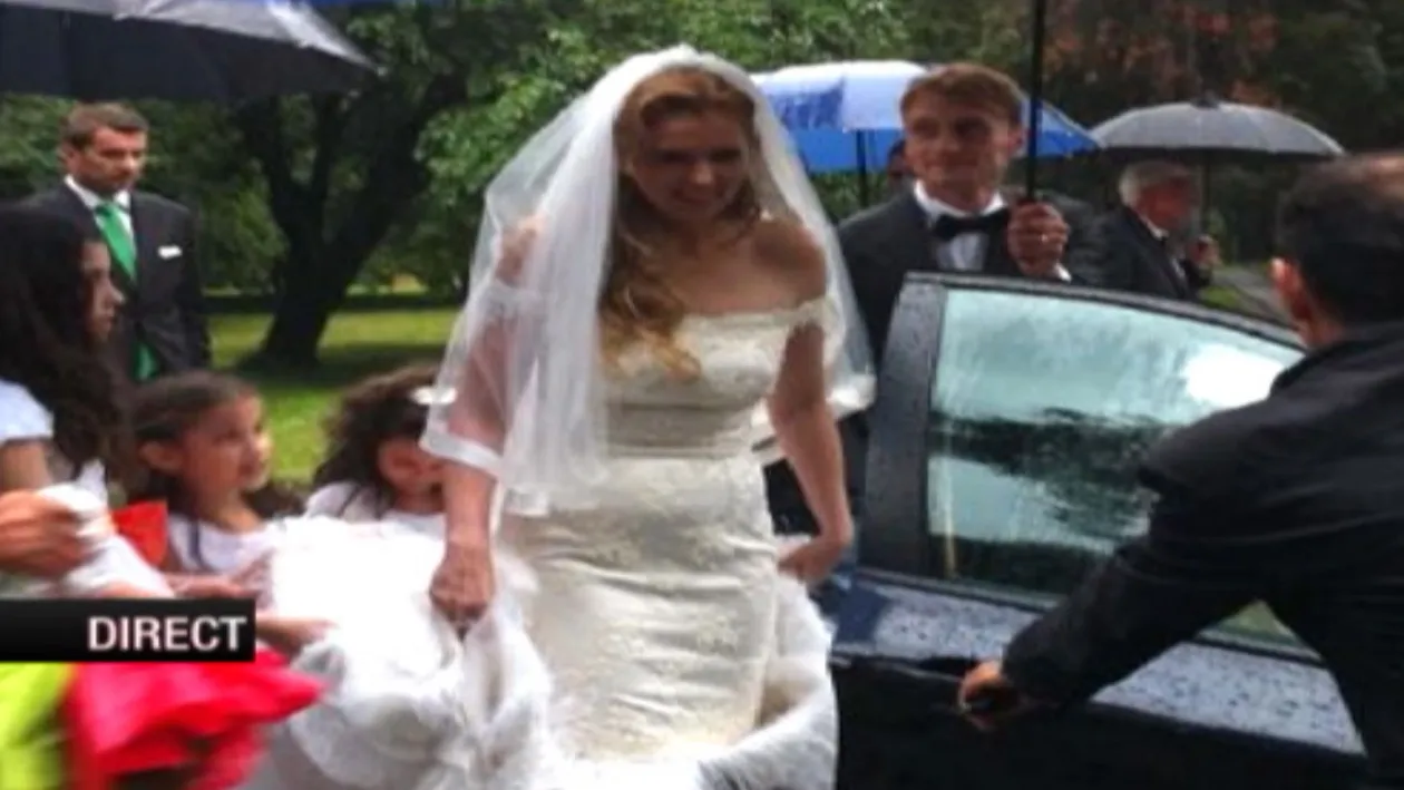 Roberta Anastase, mireasa intr-o rochie-spectacol de peste 6.000 de euro. 3.500 au costat doar penele de strut