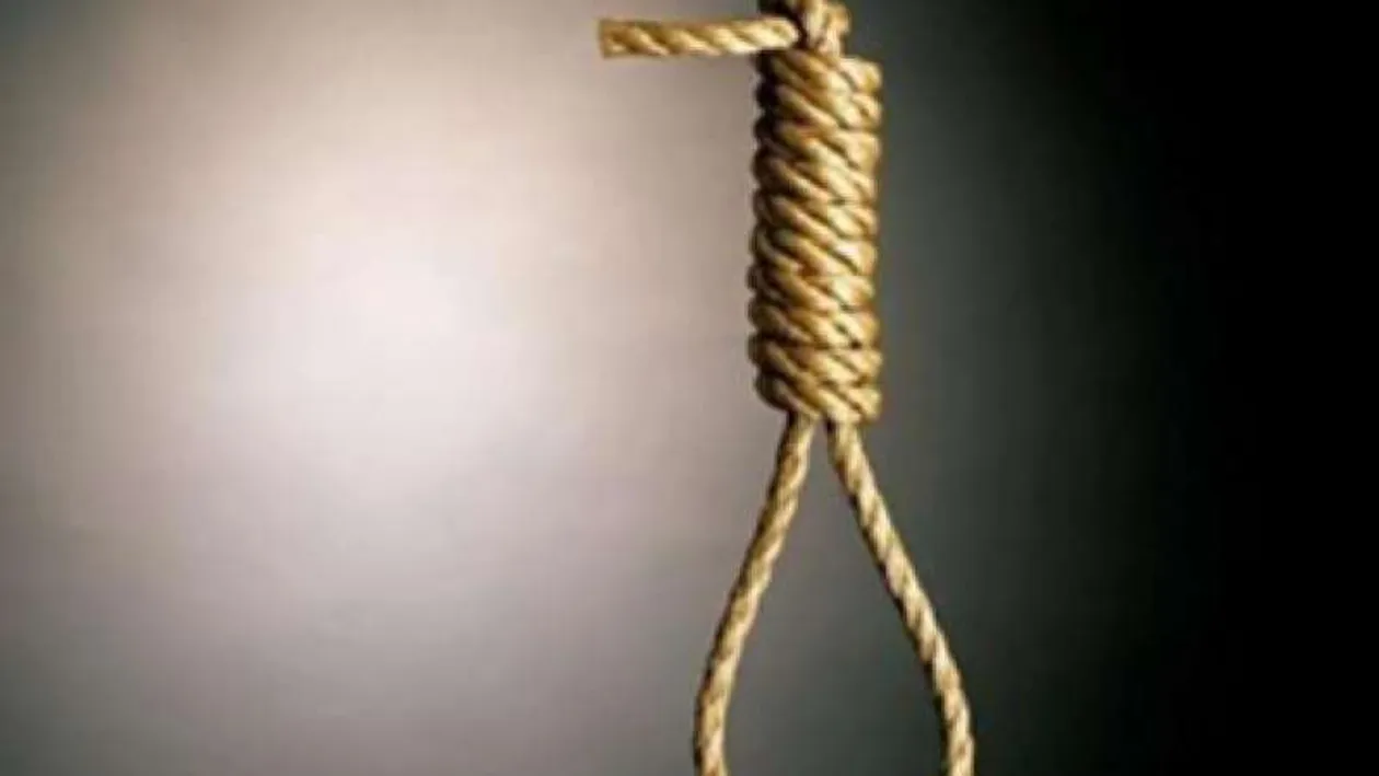 L-au găsit spânzurat în fața blocului! Drama a avut loc în Cugir! Cine este bărbatul