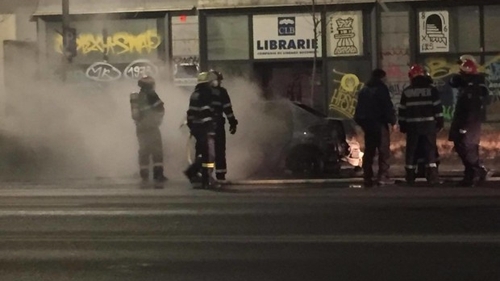 O maşină a luat foc în zona Pieţei Romane din Capitală! Oamenii legii au arestat imediat un bărbat
