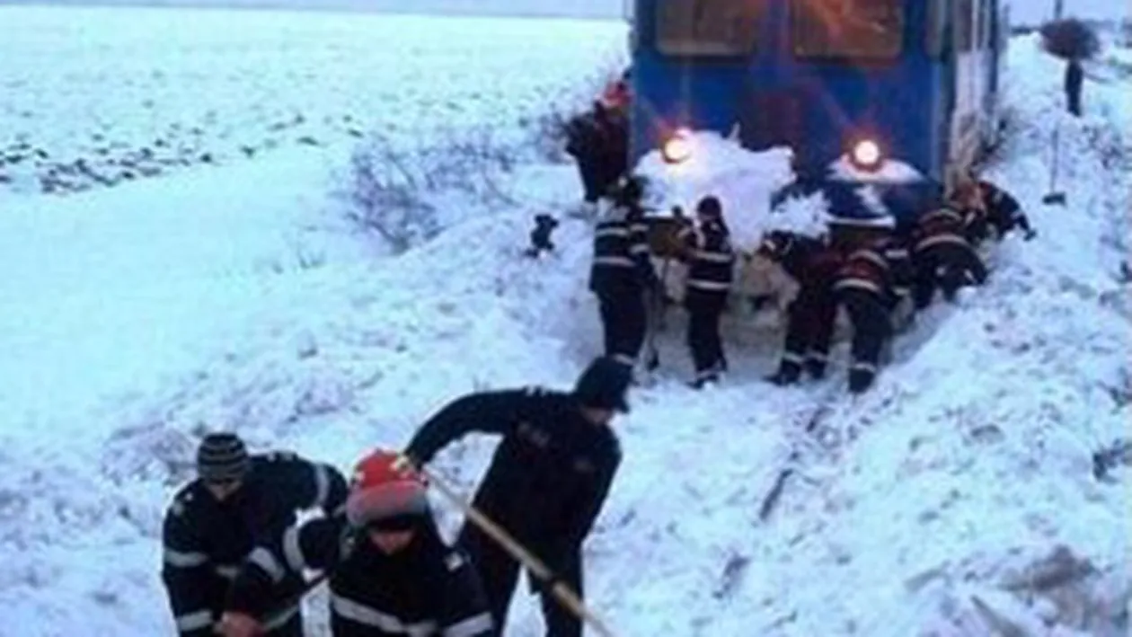Trenul in care sunt blocati 400 de oameni, de peste 50 de ore, a plecat spre Galati