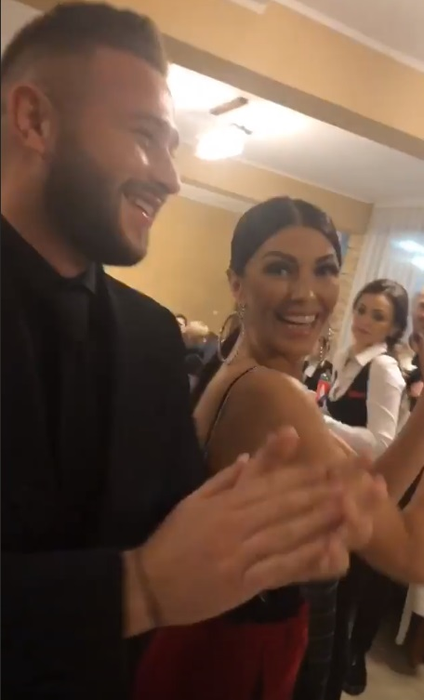 Ilinca Vandici și Andrei Neacșu au ajuns azi în fața altarului! Ce ținută a purtat prezentatoarea Kanal D