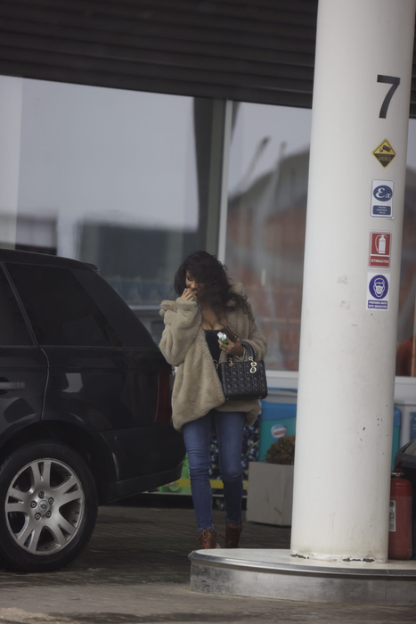Laurette și-a cumpărat mini-narghilea din benzinărie și va pleca acasă (Foto: CANCAN.RO)