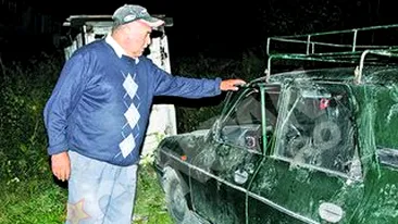 Innebunit de mirosul de zmeura, care venea din portbagaj! Un urs a devastat o Dacia 1300