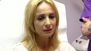 Daniela Gyorfi nu e multumită deloc de ea. Vrea să-şi opereze nasul, dar nici buzele nu îi plac: "Si cu cearcănele am o problemă"
