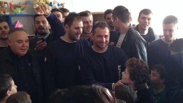 Handbalistii de la HCM au oferit cadouri orfanilor din Constanta. Uite cum au fost rasplatiti si cum s-au emotionat sportivii