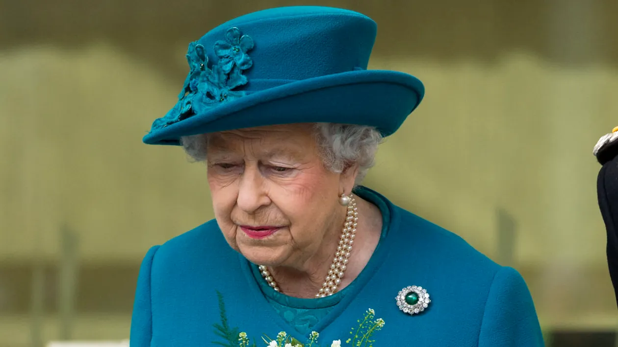 Adevarul despre geanta Reginei Elisabeta a doua! Ce semnale secrete trimite prin ea si ce cara