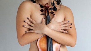 Dupa ce a uimit juriul de la "Britain's Got Talent", violonista Analiza Ching a pozat goala!