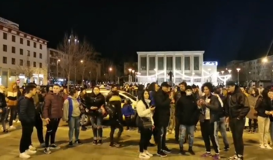Mai mulți băcăuani au protestat la spital față de măsurile anti-COVID
