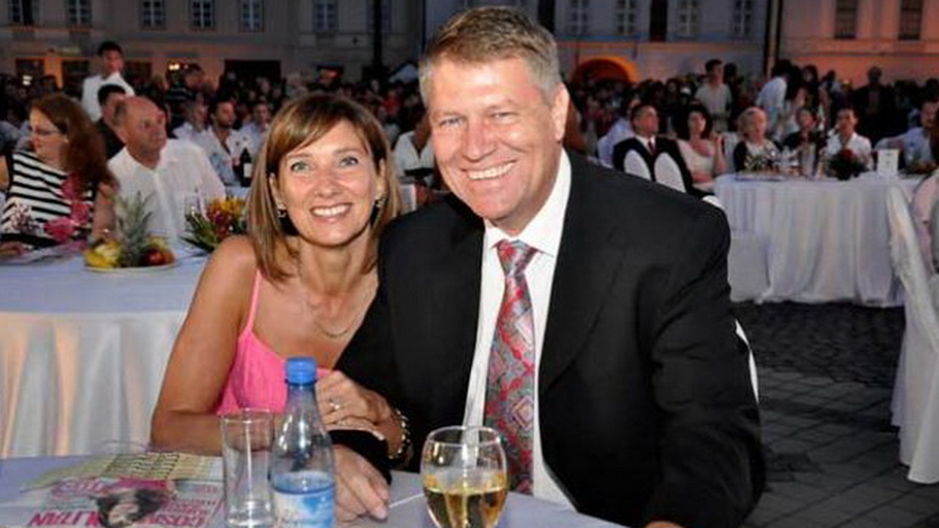 Cea mai hilara cerere de divort din Romania: "Klaus Iohannis sa divorteze, daca altfel nu iese de sub papucul sotiei"