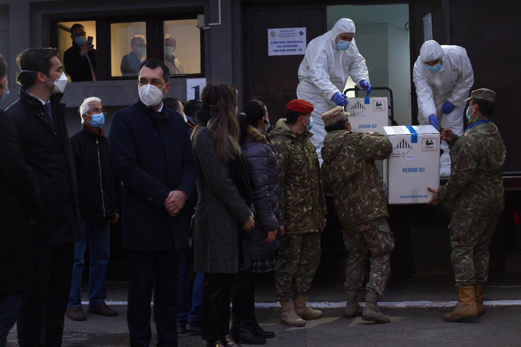 Primele doze de vaccin anti-COVID au ajuns la Institutul Cantacuzino. FOTO