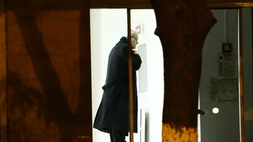 Nu ai sa ghicesti ce poate sa faca Nelu Ploiesteanu in holul unui hotel din Capitala! Imagini de senzatie cu artistul!