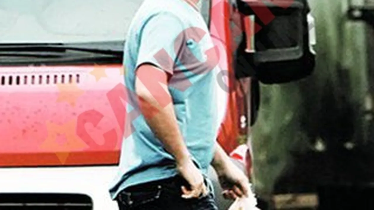 Le aduce pranzul cainilor maidanezi